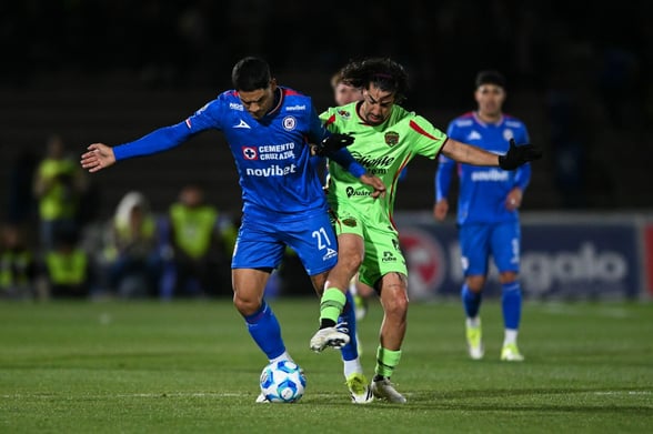 FUTBOL    Cruz Azul firmó una victoria tan valiosa como angustiosa al derrotar 4-3 a los Bravos de Juárez, en un partido que pasó del dominio celeste al suspenso