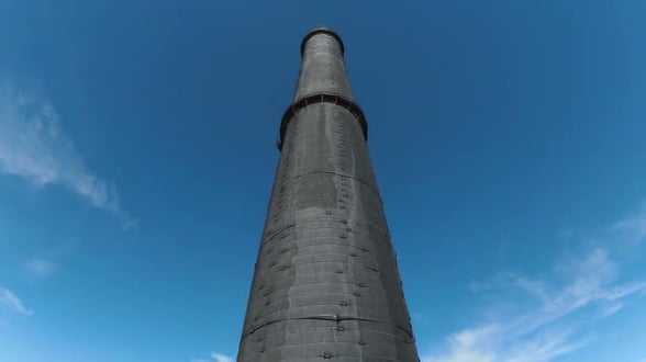 PATRIMONIO El profesor Ramiro Flores asegura que La Dama de Negro seguirá firme, desmintiendo rumores de derrumbe que inquietaban a la comunidad minera de Nueva Rosita.