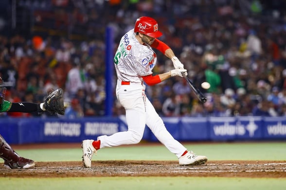 BEISBOL    Los Charros de Jalisco vencieron 4-2 a Tomateros de Culiacán, complicando seriamente el camino del equipo mexicano en la Serie del Caribe.  Con una sólida