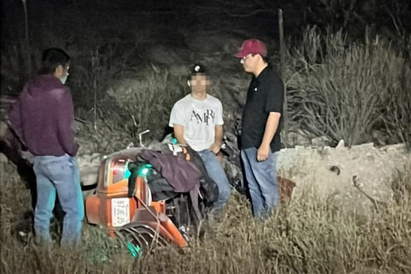 SEGURIDAD El percance se registró al sur de Castaños.  Un motociclista terminó con diversas lesiones luego de sufrir una aparatosa caída cuando circulaba sobre