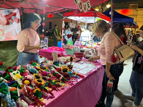 MERCADITO DE SAN VALENTÍN En esta primera jornada participaron más de 30 expositores provenientes de Monclova, San Buenaventura y Múzquiz, quienes encontraron un espacio abierto