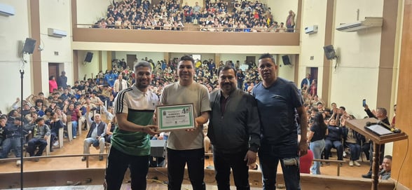 MOTIVACIÓN El exfutbolista Salvador Cabañas motivó a alumnos y padres en la Secundaria Fortunato Gutiérrez Cruz, fomentando disciplina, educación y valores durante