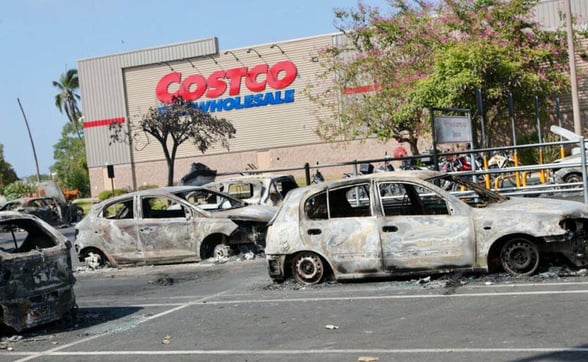 SEGURIDAD Más de 30 vehículos permanecen calcinados afuera de Costco en Puerto Vallarta tras narcobloqueos registrados durante un operativo federal el pasado