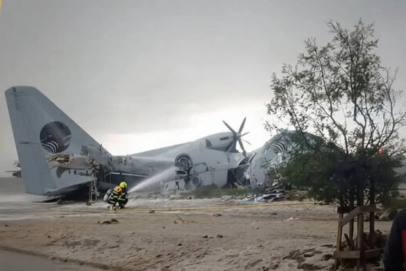 SEGURIDAD Un avión militar que transportaba dinero se salió de la pista en El Alto, impactó vehículos en carretera y dejó al menos 15 personas fallecidas.  Un avión