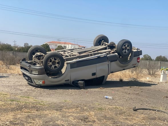SEGURIDAD El 911 recibió el reporte de una volcadura en San Juan de Sabinas, Coahuila; el conductor de una Ford F-150 gris salió ileso, provocando únicamente daños