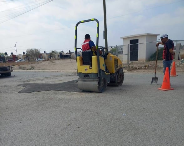 LABORES DE BACHEO EN NAVA El municipio de Nava reportó que el departamento de Obras Públicas realiza labores de bacheo en distintas calles de la colonia Manantial. Las acciones buscan