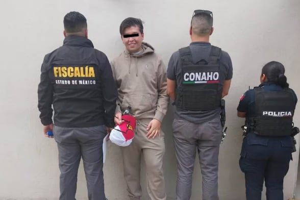  FOFO MÁRQUEZ Un exreo asegura que Fofo Márquez disfrutaba de privilegios dentro del Penal de Texcoco, usando Xbox y subiendo contenido a redes sociales, según video viral.