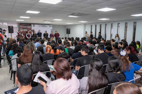 JÓVENES DE PREPARATORIA ACCEDEN A TARJETAS DE LA BECA La entrega de apoyos económicos a estudiantes de nivel medio superior se llevó a cabo mediante la distribución de tarjetas correspondientes a la beca 'Benito