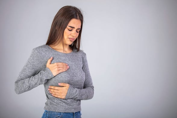 ENFERMEDADES Dos factores que aumentan la probabilidad de desarrollar cáncer de mama son la edad y ciertas mutaciones genéticas. Sin embargo, estudios recientes ofrecen