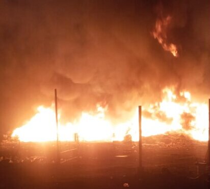 SEGURIDAD El incendio inició la noche de ayer y los trabajos se extendieron hasta la madrugada de este miércoles.  San Buenaventura, Coahuila.– Un incendio registrado