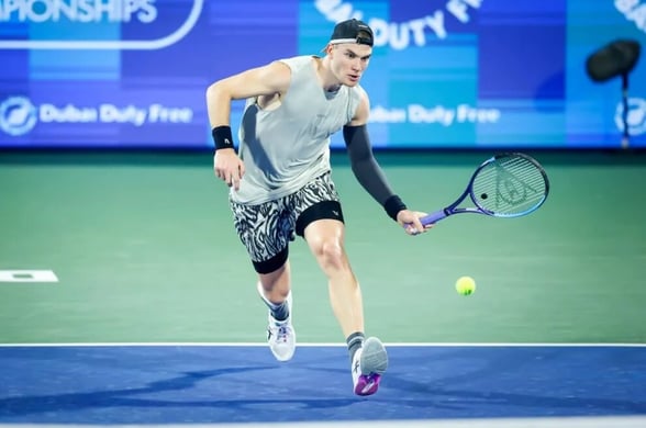 TENIS    Jack Draper venció a Novak Djokovic en tres sets (4-6, 6-4, 7-6) y avanzó a cuartos de final en Indian Wells.  La cancha central de Indian Wells recibía