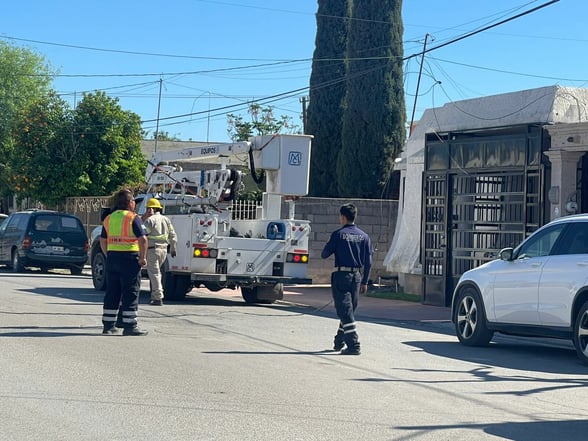 SEGURIDAD  La tarde de este jueves un tráiler derribó cableado de energía eléctrica y de alta tensión en el crucero de la colonia Reinera, lo que provocó un apagón