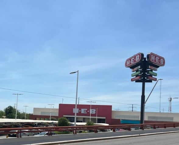 DETENCIÓN  Cuatro mujeres fueron detenidas luego de ser señaladas como presuntas responsables de robar diversos productos de belleza dentro de una tienda comercial
