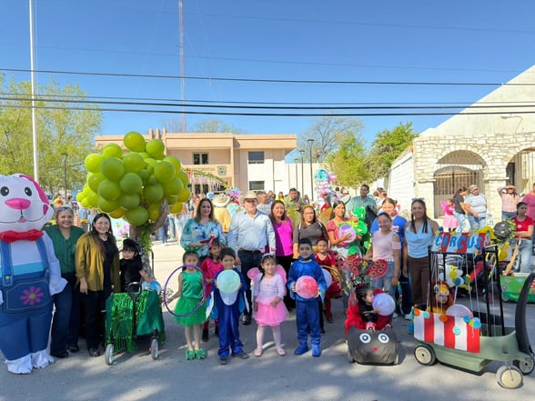 PARTICIPACIÓN INFANTIL MARCA EL DESFILE DE LA PRIMAVERA  Con una amplia participación de estudiantes de nivel básico, se llevó a cabo el Desfile de la Primavera en el municipio, donde niñas y niños de preescolar