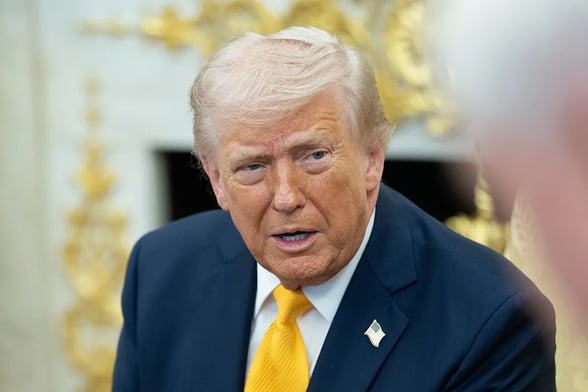 DONALD TRUMP  Donald Trump advirtió que Estados Unidos atacará centrales eléctricas de Irán si no reabre el estrecho de Ormuz en 48 horas, elevando tensiones globales.