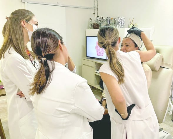 SALUD  La Secretaría de Salud y COFEPRIS intensifican inspecciones, clausurando establecimientos irregulares. Pacientes deben verificar permisos, cédula profesional,