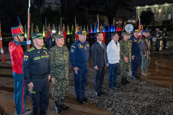 PETRO  Gustavo Petro asegura que la antigüedad del avión Hércules C-130 podría haber provocado el accidente en Puerto Leguízamo, mientras la investigación técnica