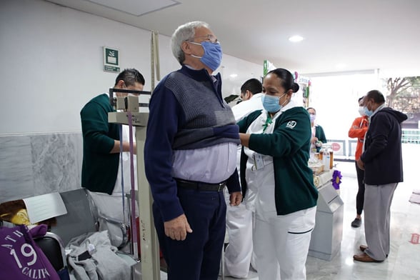 ENFERMEDADES  Si experimentas un dolor fuerte en el pecho, similar a una presión intensa o sensación de opresión, es fundamental actuar de inmediato. Solo hay unos minutos