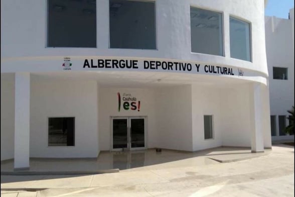 COAHUILA La Fiscalía General del Estado llevó a cabo el aseguramiento de un inmueble ubicado al interior de la Unidad Deportiva Santiago V. González, correspondiente