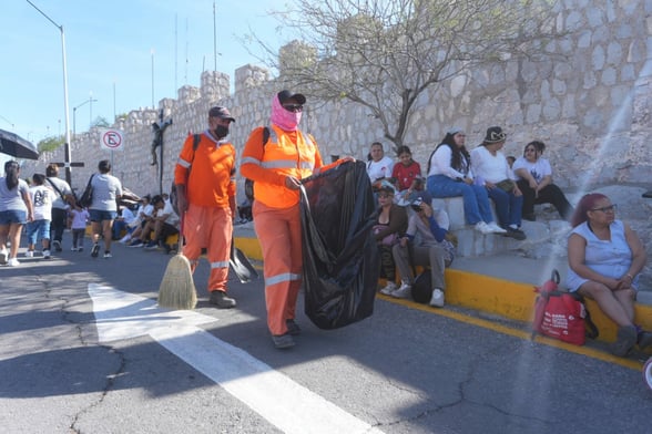 CERRO DE LAS NOAS Se reportó la recolección de 3 toneladas de basura.   Torreón, Coahuila, a 4 de abril de 2026.- Más de 50 elementos de “La Ola” realizaron labores de limpieza