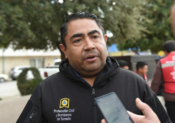 PROTECCIÓN CIVIL Juárez Llanas mencionó que al estar en la calle como peatón, se debe mantener la distancia y no acercarse a los vehículos de emergencia.   Torreón, Coahuila.
