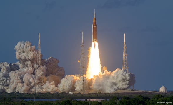 NASA La nave Orión, en la misión Artemis II, superó la mayor distancia alcanzada por humanos desde la Tierra, batiendo el récord del Apolo 13.  La NASA logró