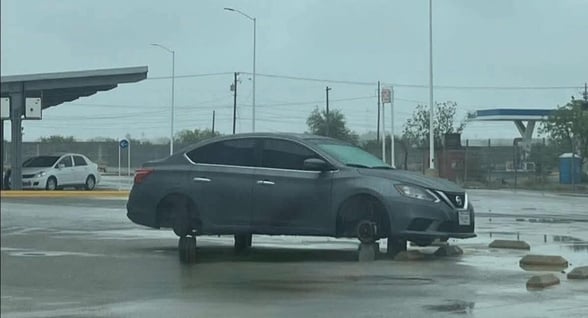 SEGURIDAD Presuntamente la pareja del dueño le poncho las llantas.  Lo que en un inicio fue reportado como un supuesto robo de autopartes en el estacionamiento del Mall
