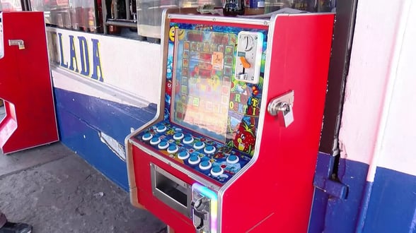 DECOMISO El decomiso de máquinas tragamonedas ilegales en México aumentó 427% entre 2024 y 2025, evidenciando su relación con el crimen organizado y la ludopatía.