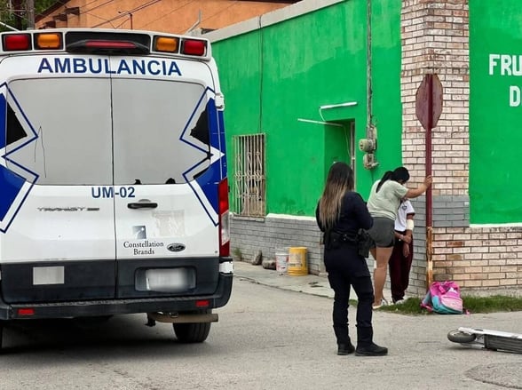 ACCIDENTE  Nava, Coahuila.– Un percance vial registrado en la Zona Centro dejó como saldo a una mujer y su hija con lesiones leves, luego de verse involucradas