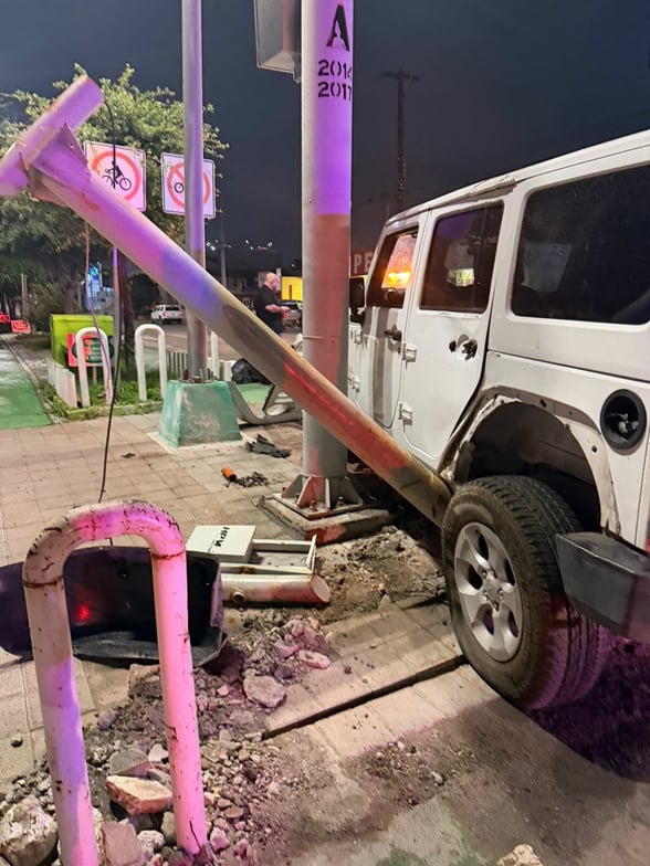 ACCIDENTE VIAL Monclova, Coah.- Un aparatoso accidente entre dos camionetas se registró la madrugada de este domingo en el cruce del bulevar Madero y la avenida Acereros,