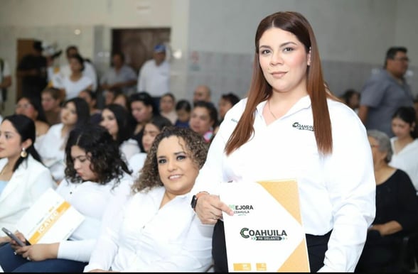 CAPACITACIÓN Alondra Cepeda fue reconocida en ceremonia de ICATEC por su trayectoria, liderazgo y alto número de alumnas, destacando su impacto en formación de belleza.