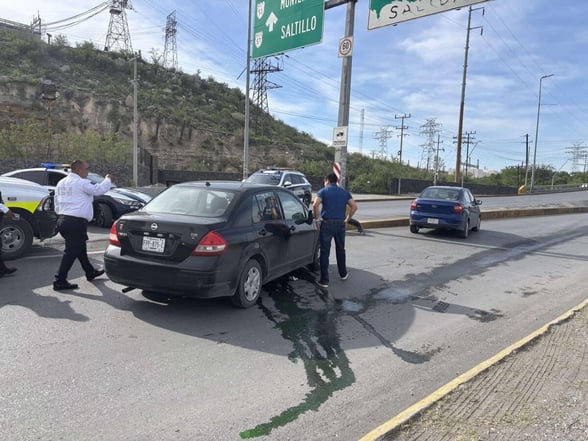 SEGURIDAD  Socorristas de SAMU le brindaron los primeros auxilios.  Una mujer que presuntamente manejaba utilizando su teléfono celular terminó estrellándose la mañana