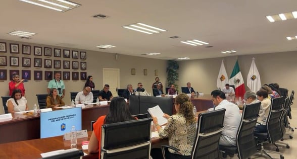REGIDORES PLANTEAN LLEVAR CONFLICTO DE SIMAS AL CONGRESO La conducción operativa del Sistema Municipal de Aguas y Saneamiento (SIMAS) volvió a generar confrontación política y jurídica en el Cabildo de Piedras