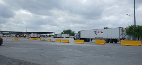 TRÁFICO Las complicaciones en el cruce comercial entre Piedras Negras y Eagle Pass volvieron a generar inconformidad entre operadores de carga pesada, quienes