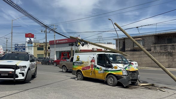 ACCIDENTE  Un conductor de una empresa de frituras Encanto terminó impactado contra un poste luego de que una conductora despistada saliera sin precaución