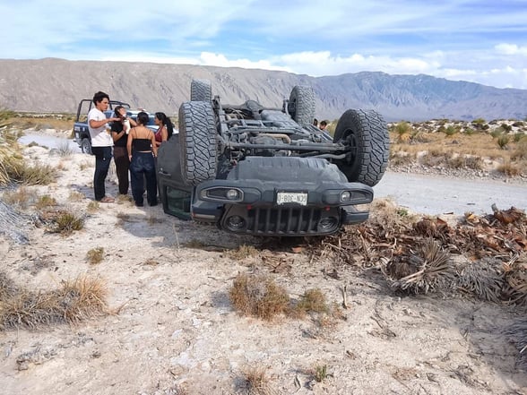 SEGURIDAD  El accidente movilizó a las autoridades.  Lo que prometía ser un paseo lleno de adrenalina terminó con un buen susto para cuatro jóvenes, luego