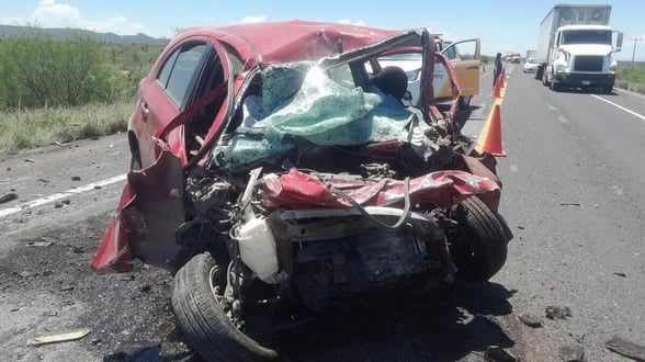 SEGURIDAD El accidente movilizó a cuerpos de auxilio de Mina.  Un aparatoso choque frontal entre un automóvil compacto y una camioneta pick up dejó como saldo