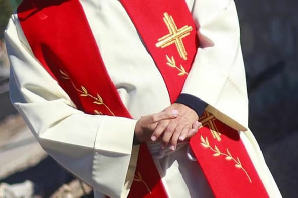 E.L.F. COSMETICS Scott Borba, cofundador de e.l.f. Cosmetics, abandonó su fortuna y vida de lujo en Hollywood para ordenarse sacerdote católico en California.  El empresario