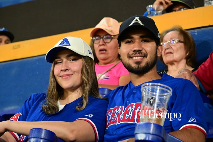 Galería fotográfica: La afición convierte el estadio en una fiesta beisbolera
