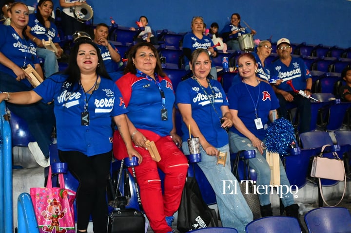 Galería fotográfica: La afición convierte el estadio en una fiesta beisbolera
