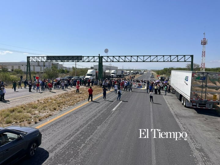 Galería fotográfica: Bloqueo de la carretera Federal 57 por los exobreros de AHMSA