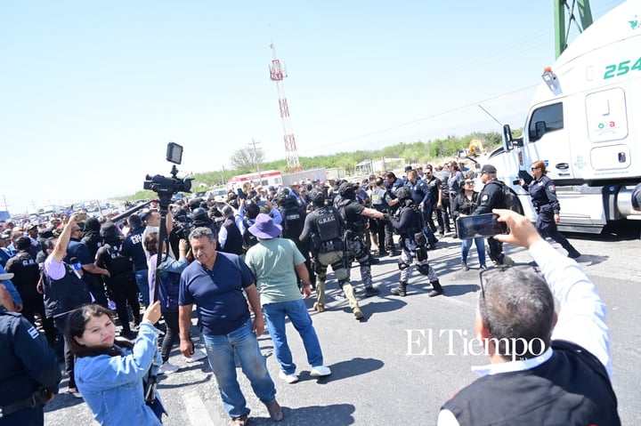 Galería fotográfica: Ex obreros de AHMSA bloquean la carretera 57 en Monclova