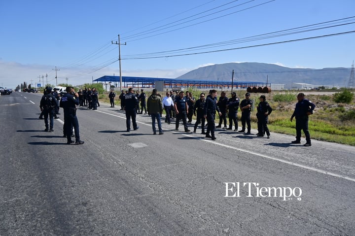 Galería fotográfica: Ex obreros de AHMSA bloquean la carretera 57 en Monclova