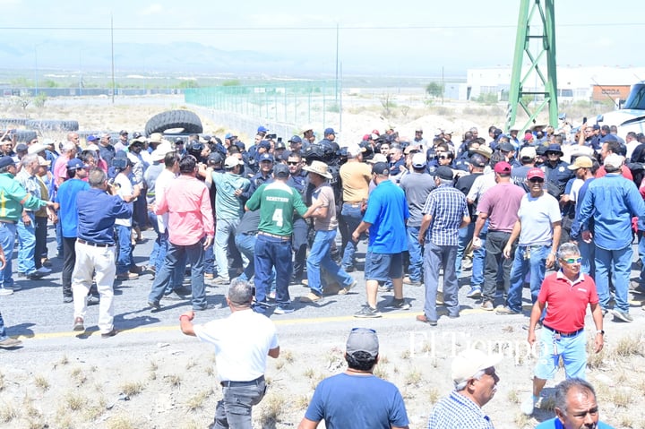 Galería fotográfica: Ex obreros de AHMSA bloquean la carretera 57 en Monclova