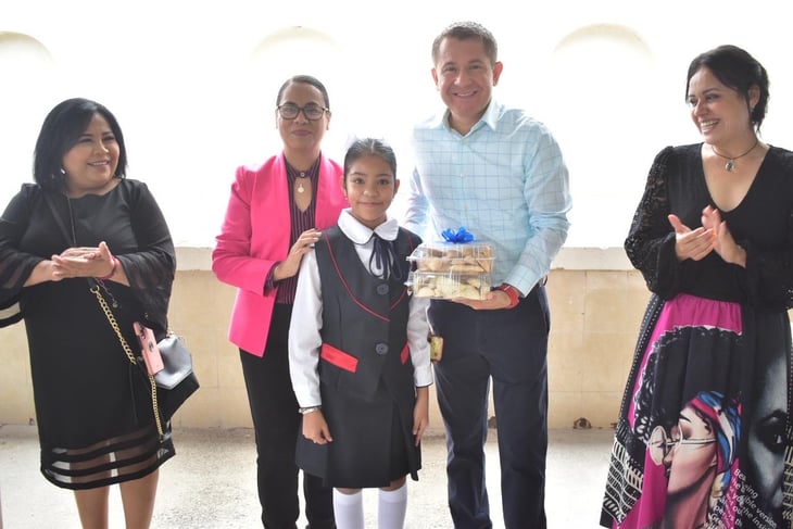 Hugo Lozano entrega beneficios a Escuela Ignacio Zaragoza