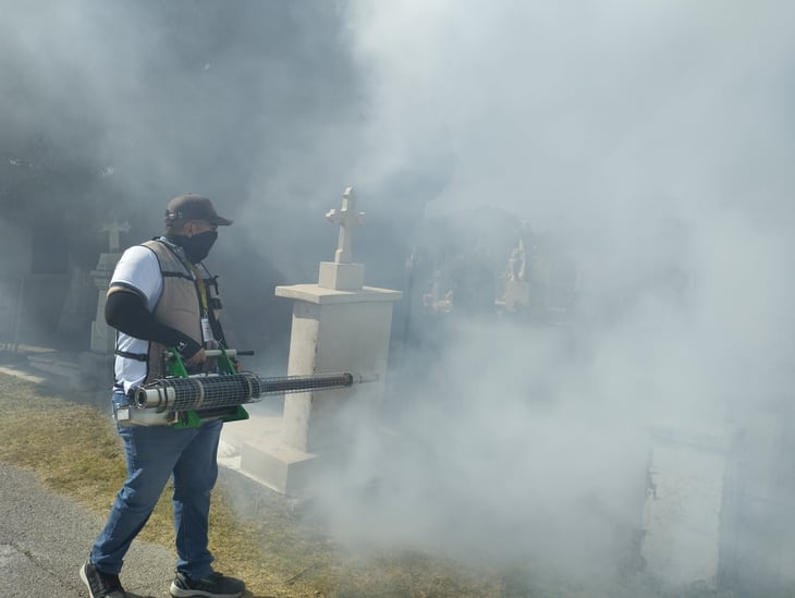 Fumigan panteón municipal de la Colonia Buenavista en Piedras Negras 