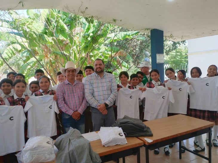 Estudiantes de escuelas rurales reciben uniformes escolares 