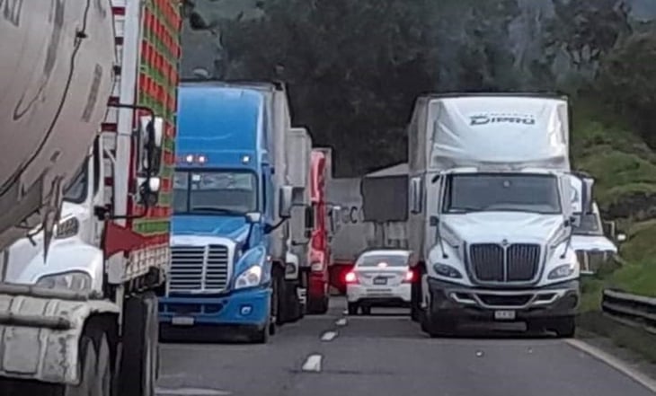 Cientos de transportistas varados por derrumbe en la Puebla-Veracruz