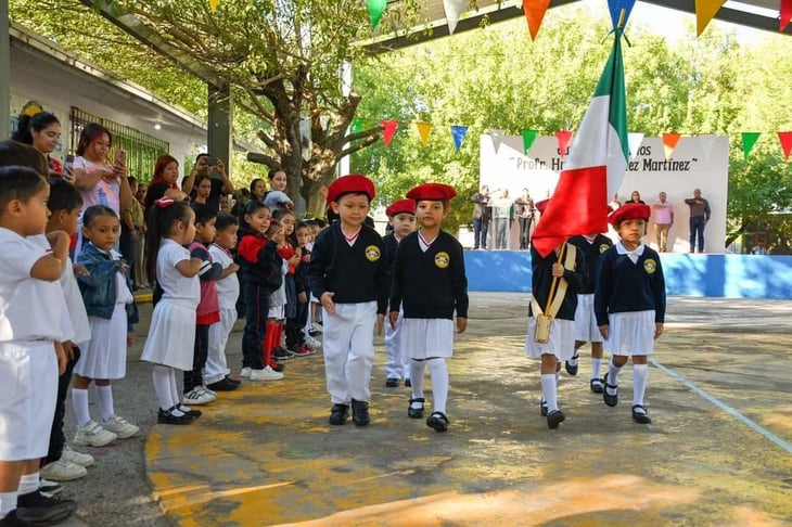 Rinden honores a la bandera en el jardín de niños Humberto Gómez 