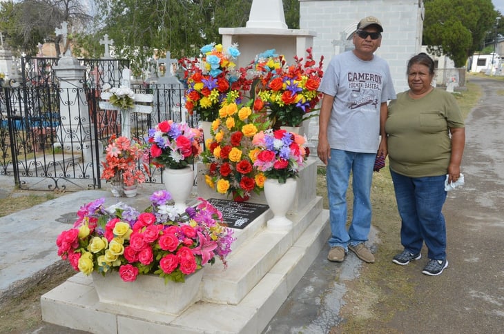 Tumbas abandonadas Reposan en silencio  En “Día de Muertos”